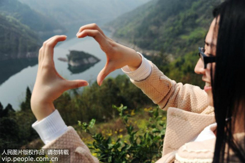 Rùa đá khổng lồ một năm nổi một lần trên sông ở Trung Quốc